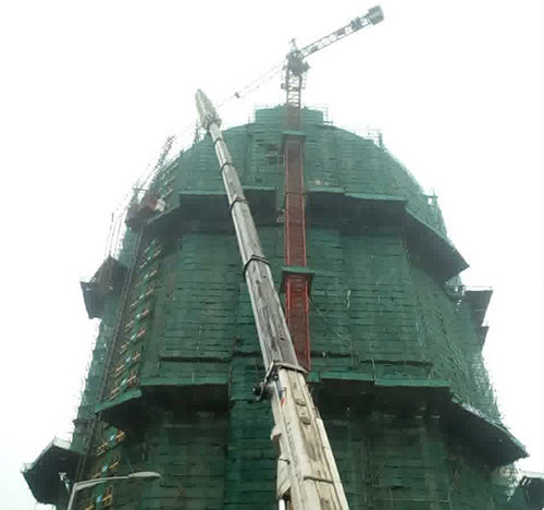 海城吊车在工地上作业